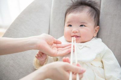 お宮参りとお食い初めは一緒に行える？時期・準備・注意点も解説